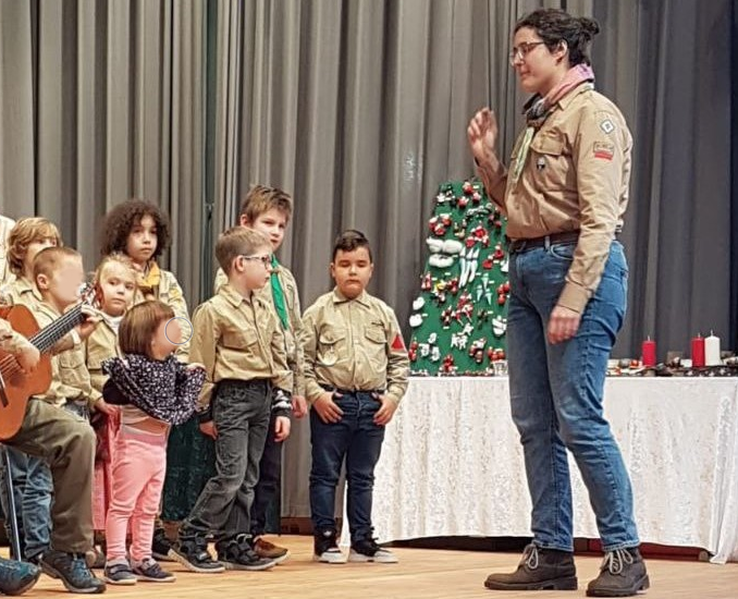 Erwartungsvoll stehen die Kinder der Meute Biber auf der Bühne