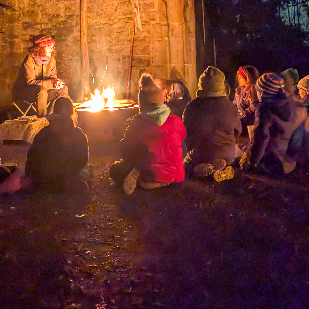 Schön warm am Feuer sitzen die Biber