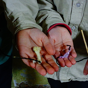 Zwei Wölflinge halten stolz ihren Kristall in die Kamera