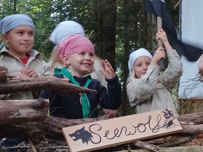 Fröhlich lachen unsere Piraten in die Kamera Diesen Herbst sind unsere Wölflinge Piraten