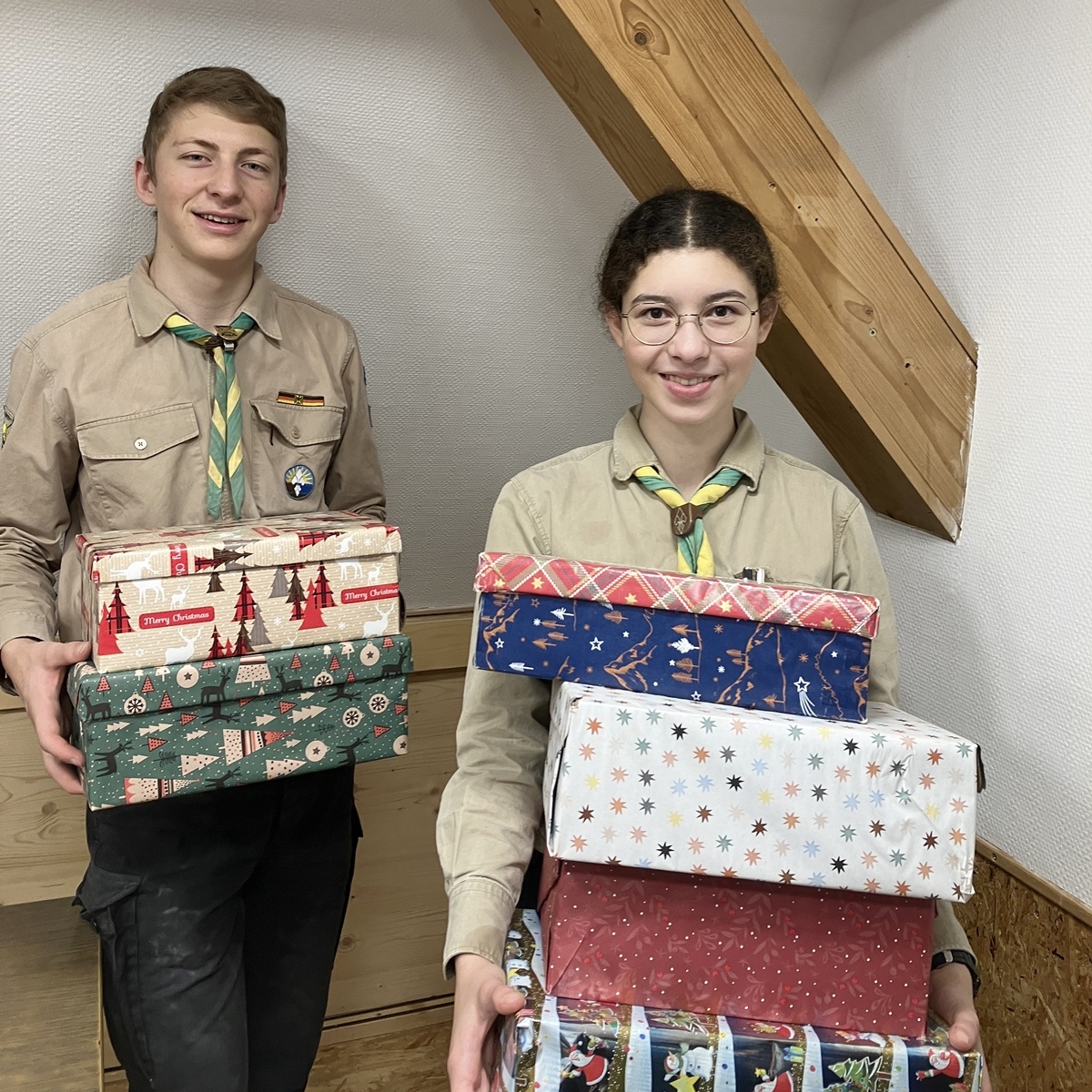 Fröhlich geht es zu beim packen der Geschenke