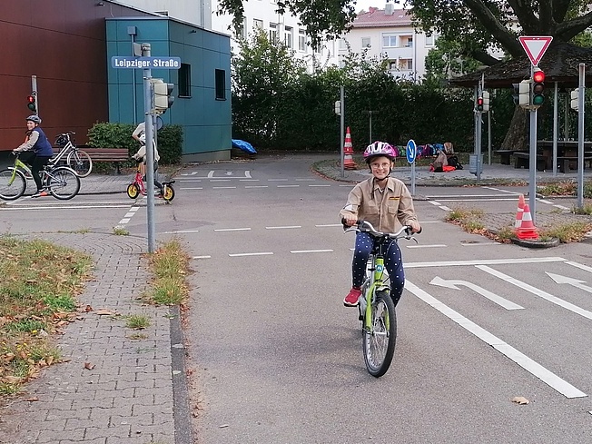 Lachend fährt ein Wölfling auf die Kamera zu