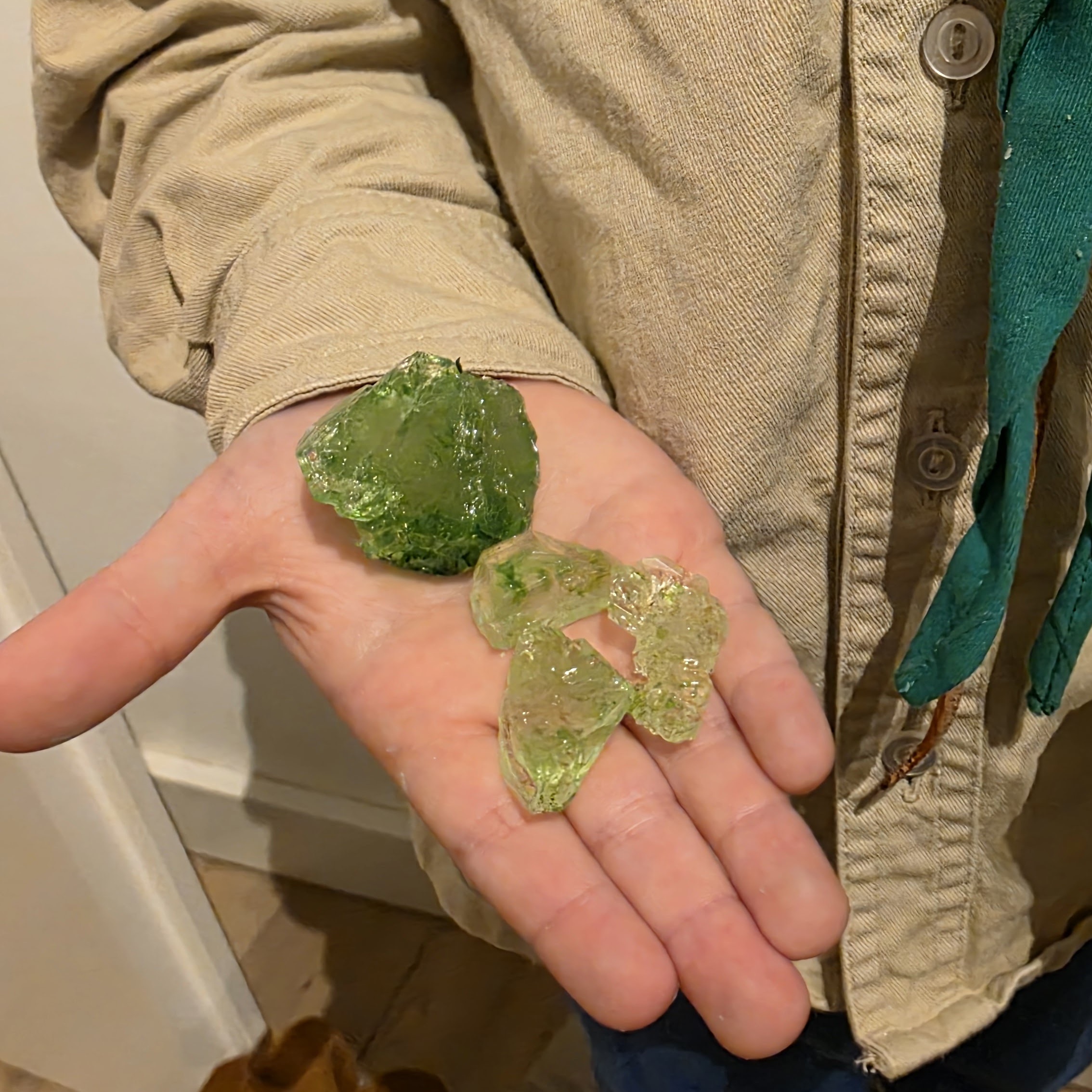 Grün schimmert der Kristall