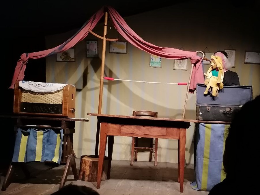 Auf der Bühne führt der Puppenspieler geschickt die Figuren