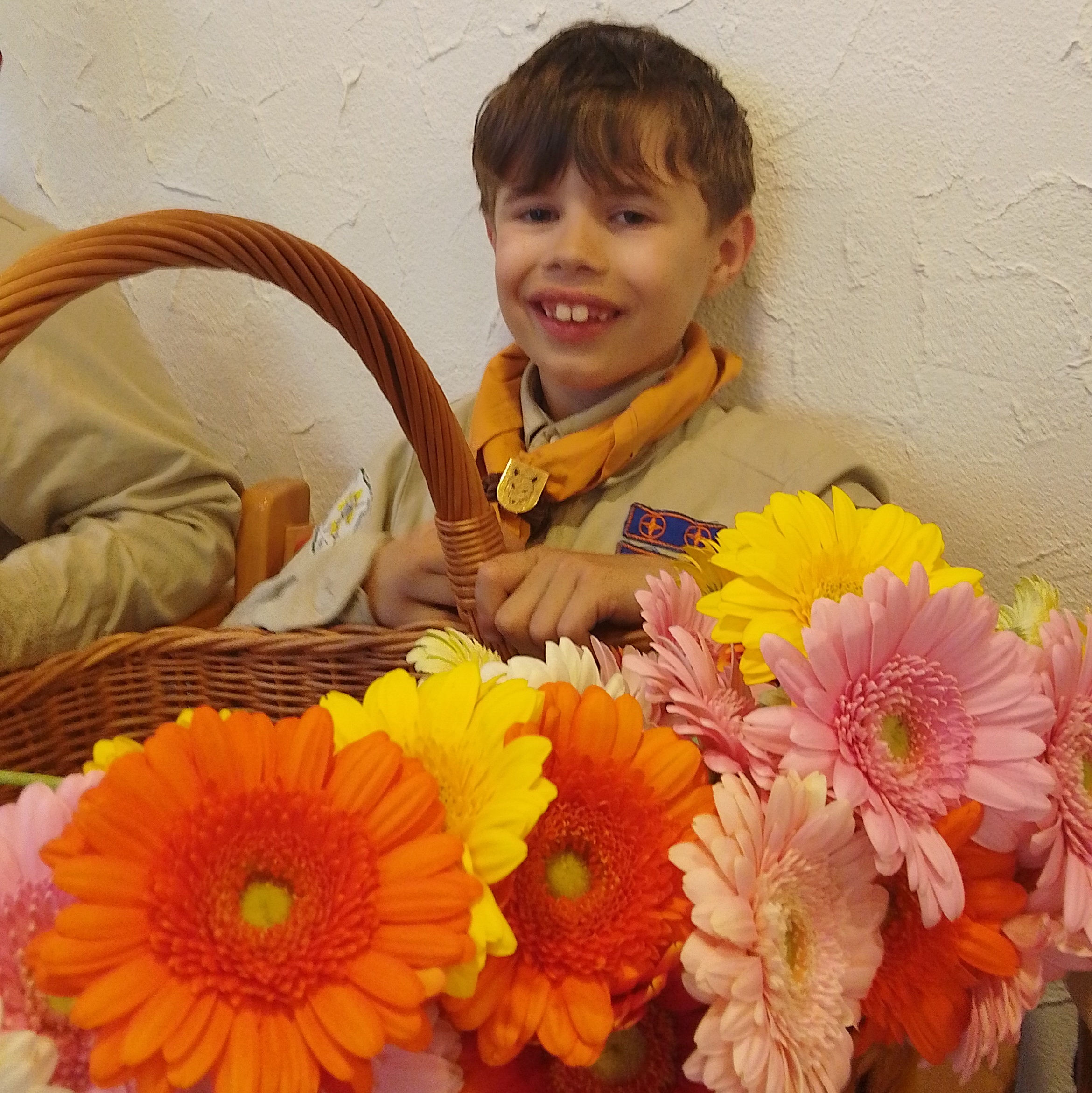 Ein bunter Strauß für unsere Senioren in Straubenhardt Ein Junge hält einen Korb Blumen auf dem Schoß