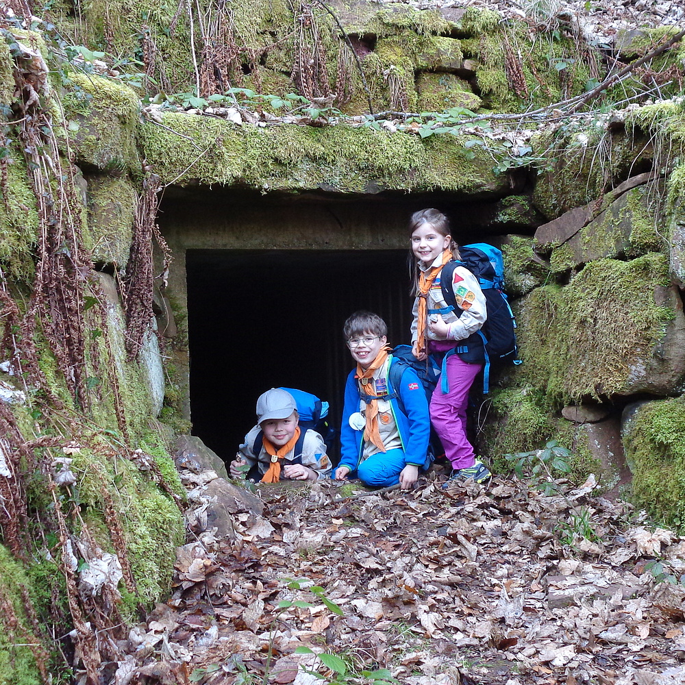 Drei Wölflinge stehen am Eingang zum stillgelegten Bergwerk
