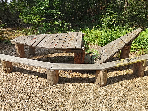 Kaputter Tisch im Waldklassenzimmer