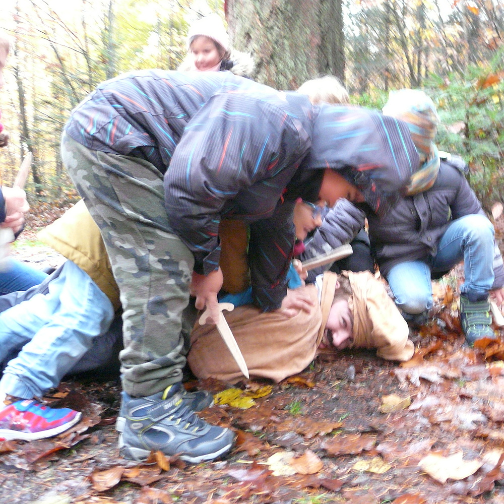 Gemeinsam erleben wir den Orient mit all seinen Wundern und Gefahren Die Kindergruppe hat den Dieb geschnappt und hält ihn am Boden fest