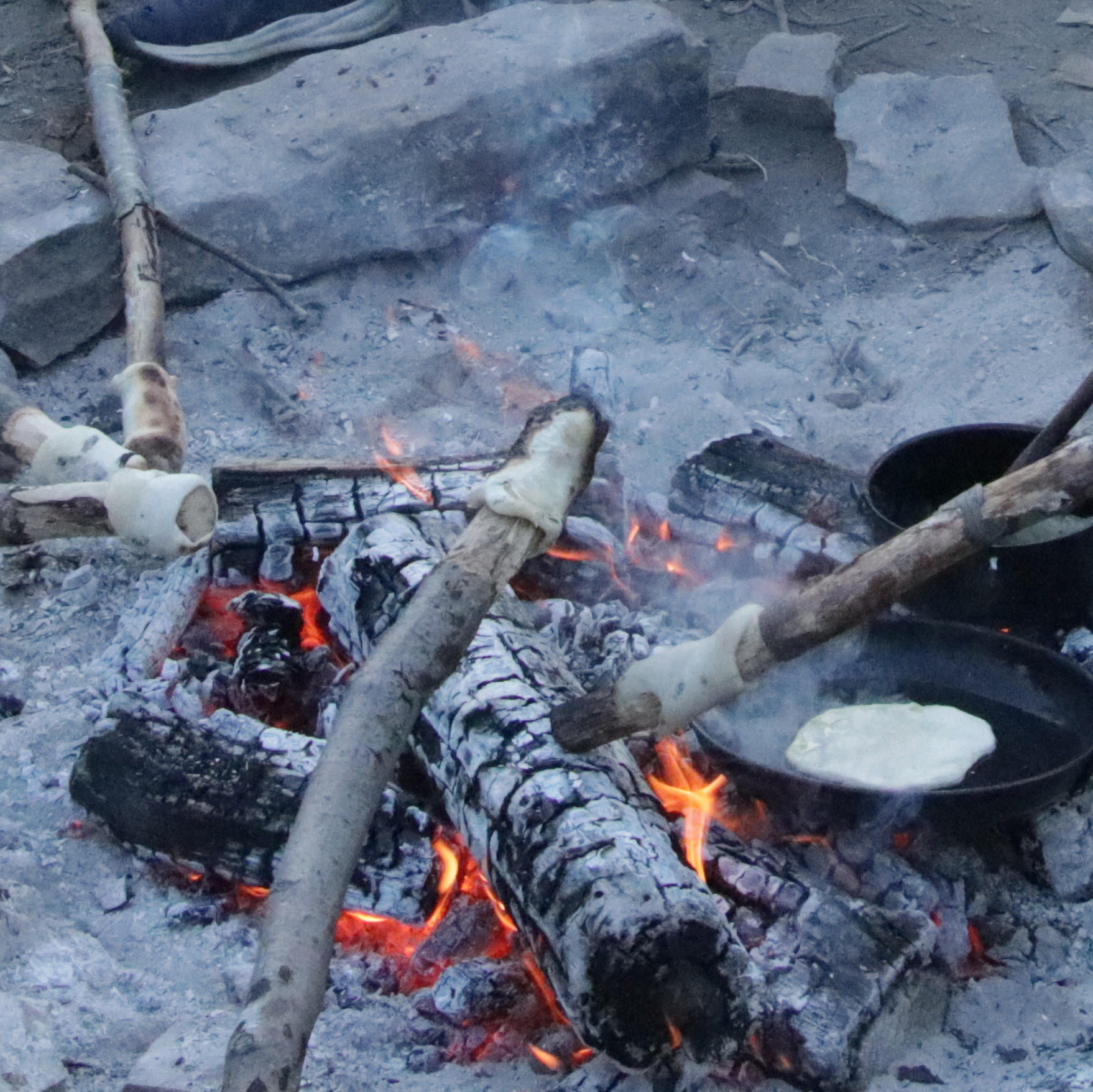 So sollte ein Teig über dem Feuer backen Über der Feuerstelle werden viele Stockbrote gebacken