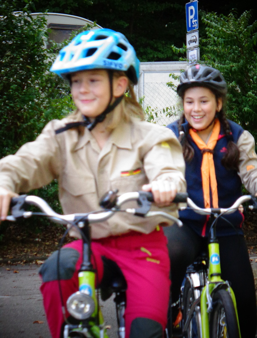 Zwei Pfadfinderinnen fahren Rad im Verkehrsübungsgarten