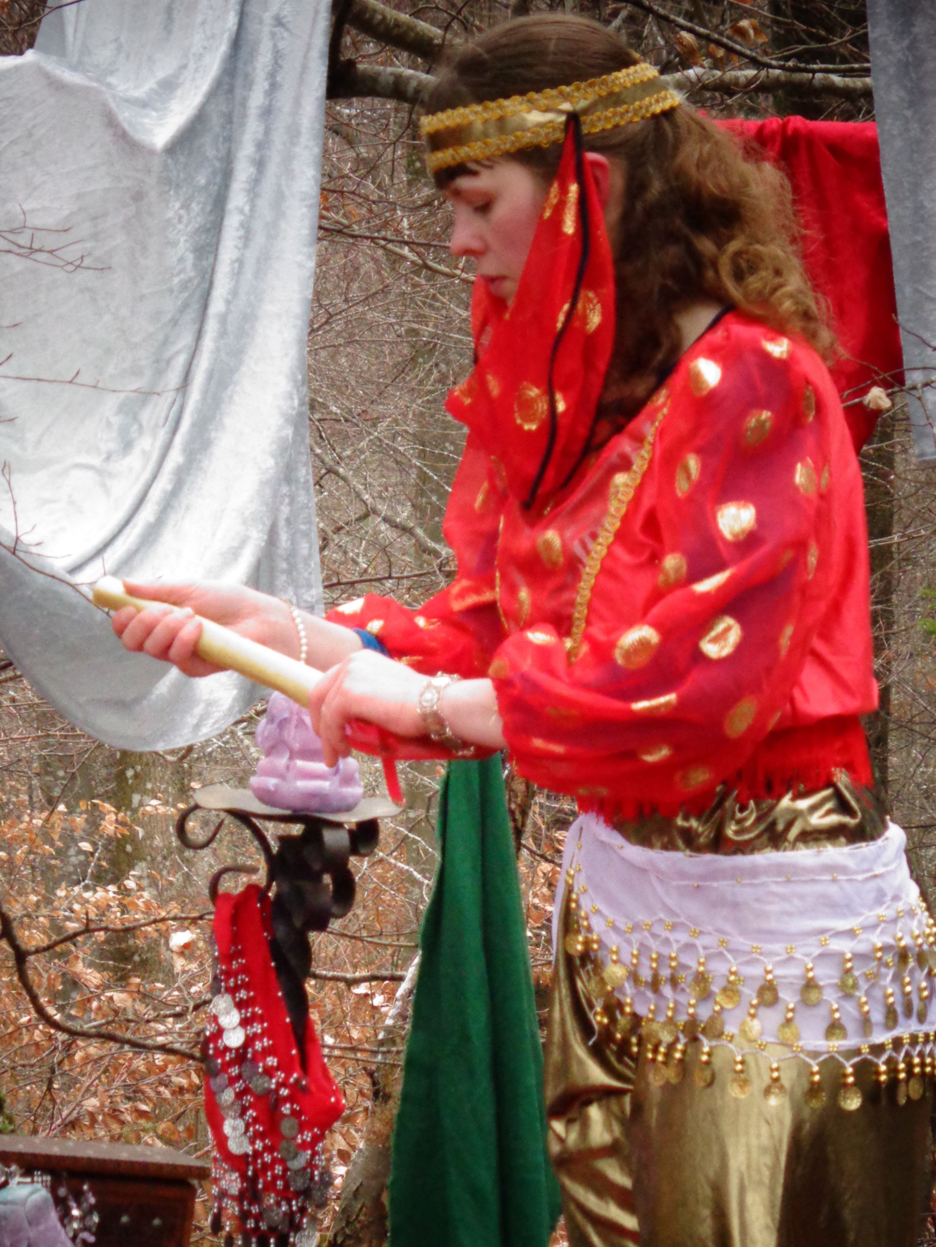 Eine orientalisch gekleidete Frau trägt eine Schriftrolle