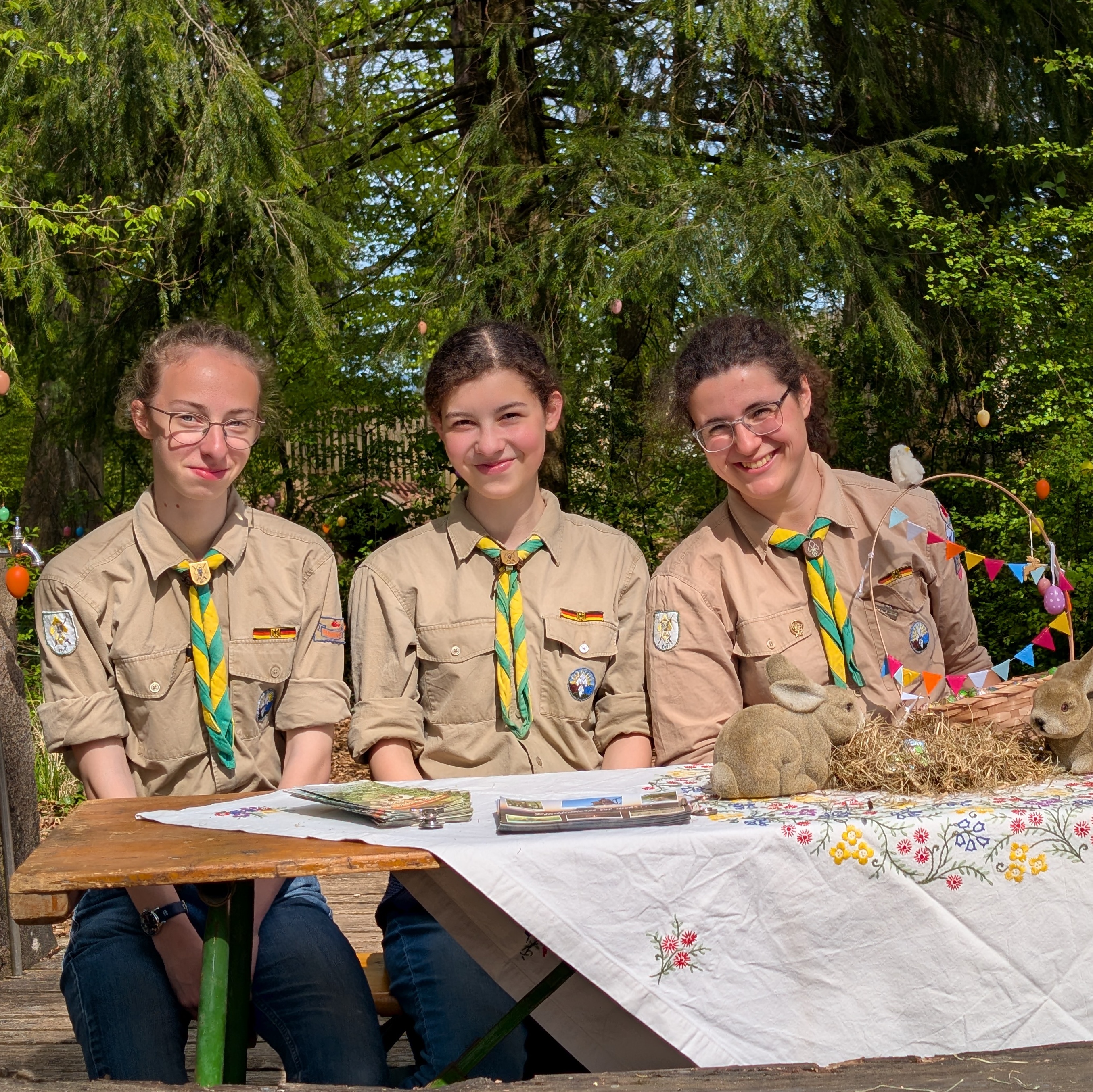 Drei Frauen lachen in die Kamera