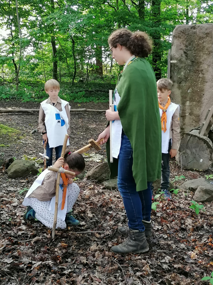 Beim Ritterschlag. Ritterschlag in Straubenhardt - Meuten spielen Ritter
