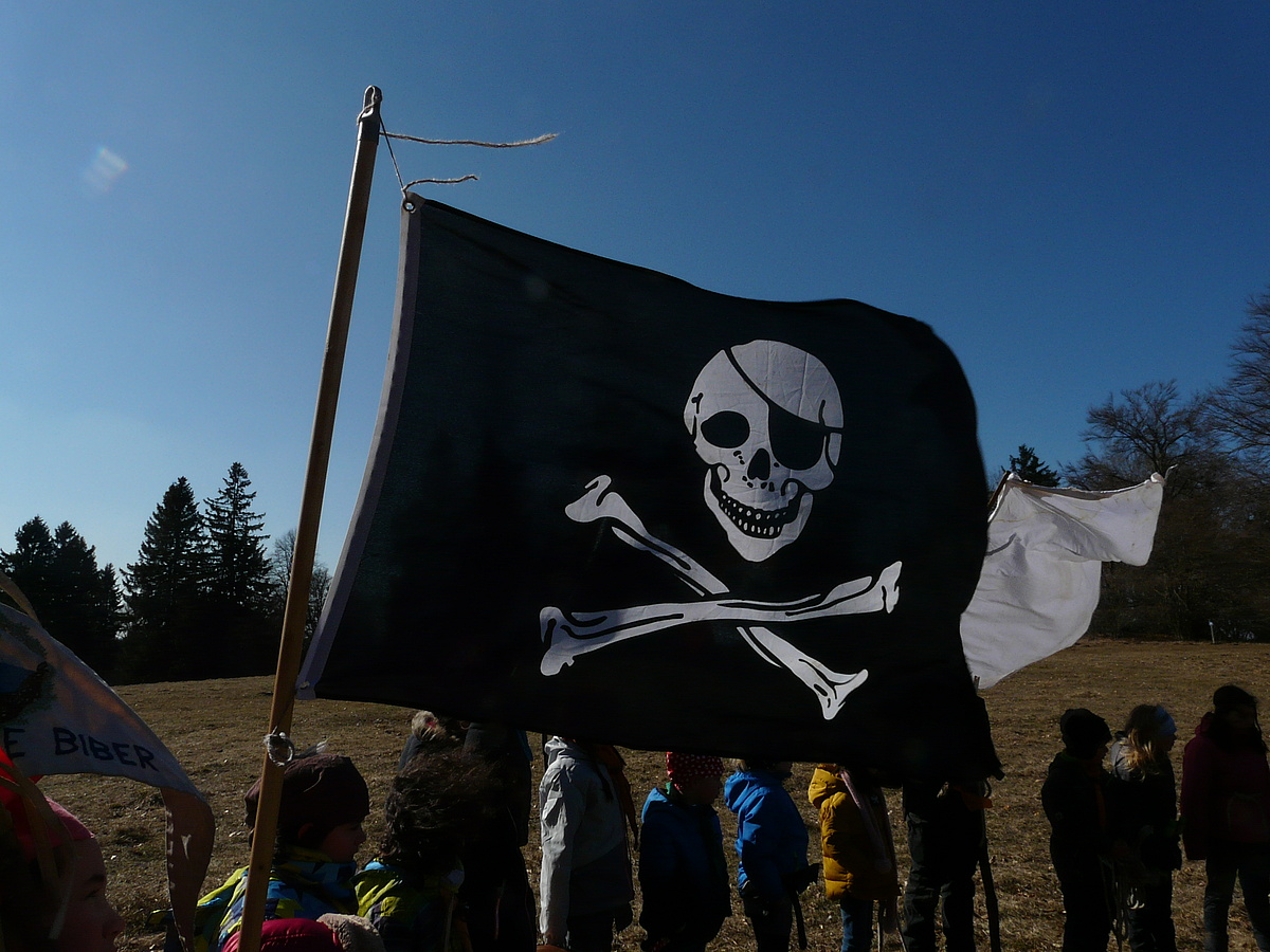 Eine Piratenflagge weht im Wind
