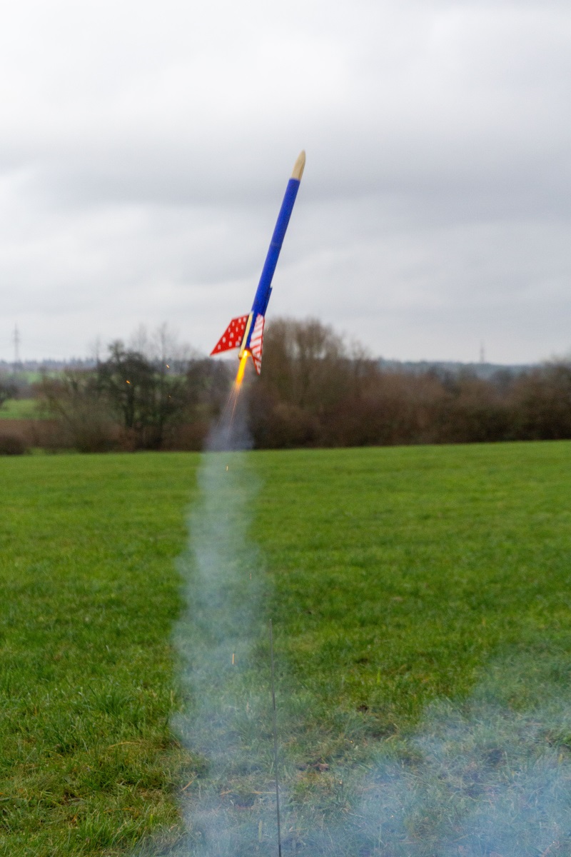 Richtige Rakete startet auf dem Winterlager der Pfadfinder