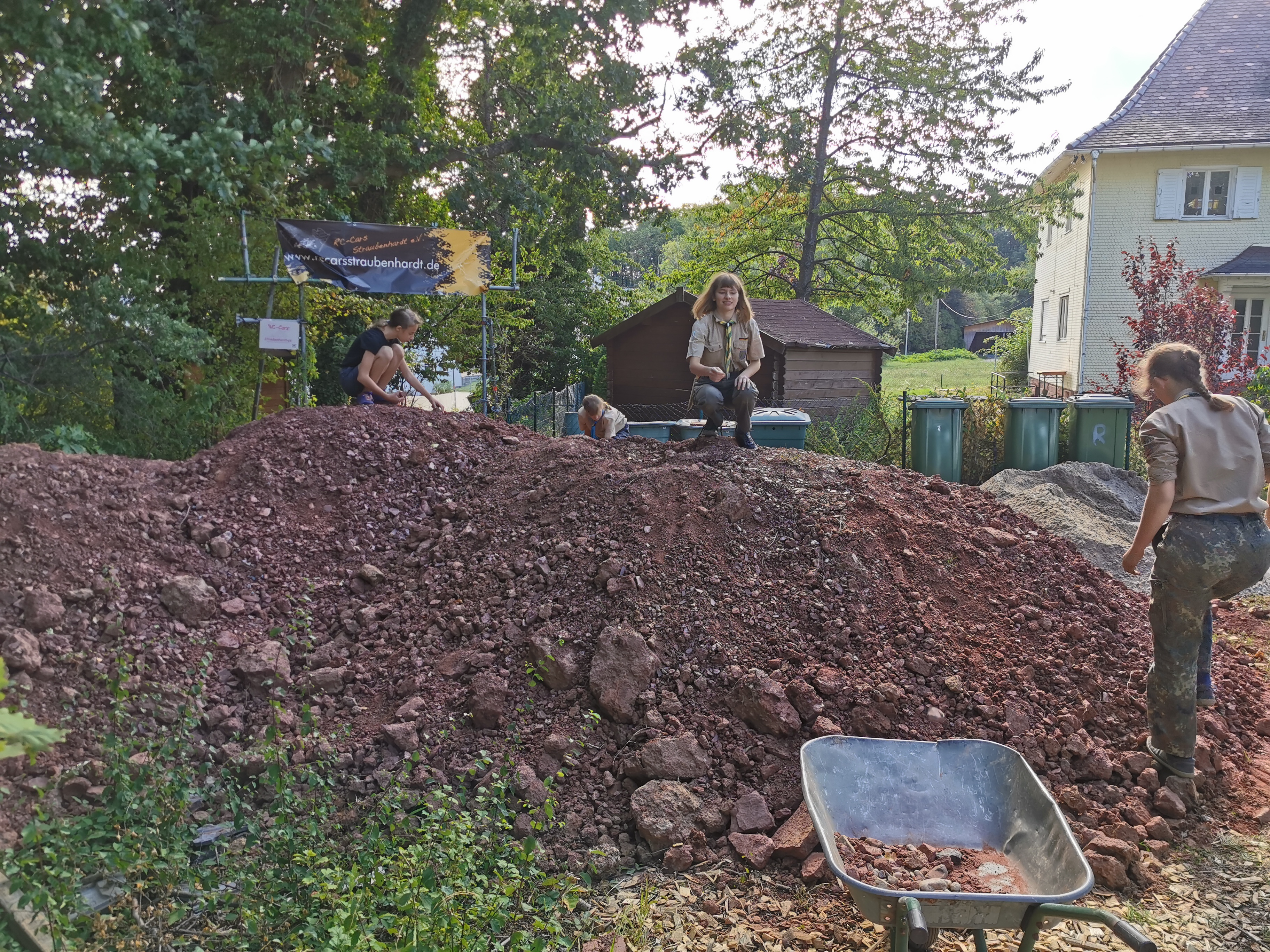 Riesiger Erdberg aus dem Steine herausgelesen wurden