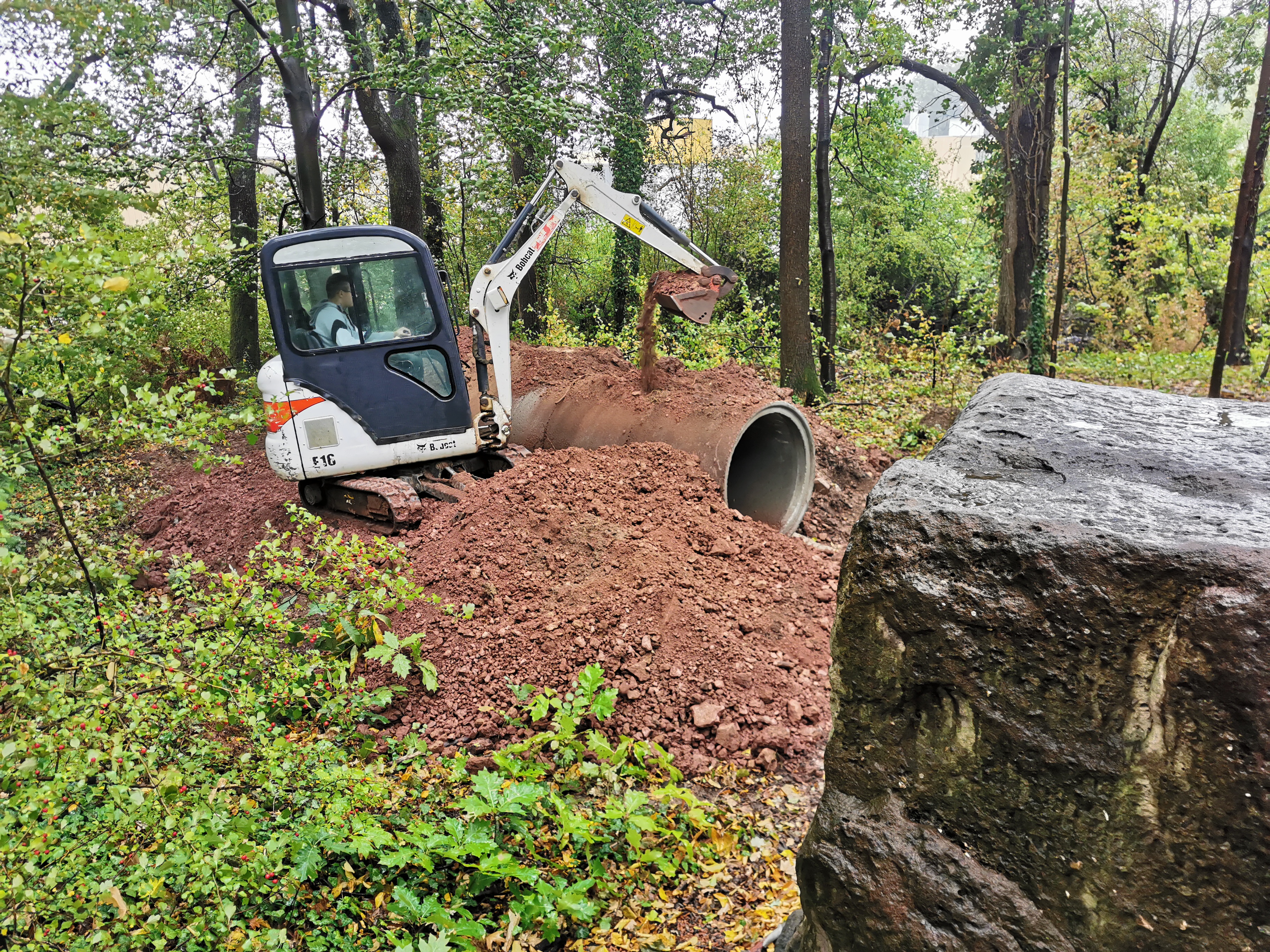 Ausformung des Tunnelberges mit dem Bagger