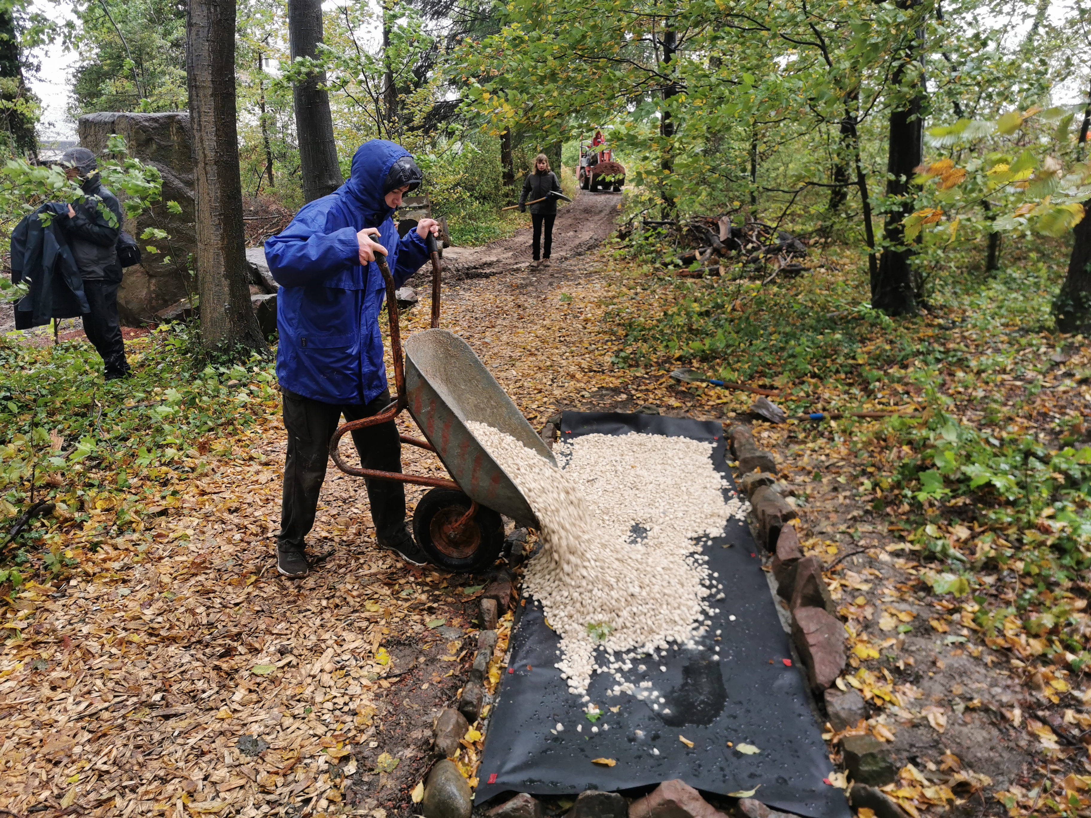 Befüllen der Becken im Barfußpark Straubenhardt durch Pfadfinder