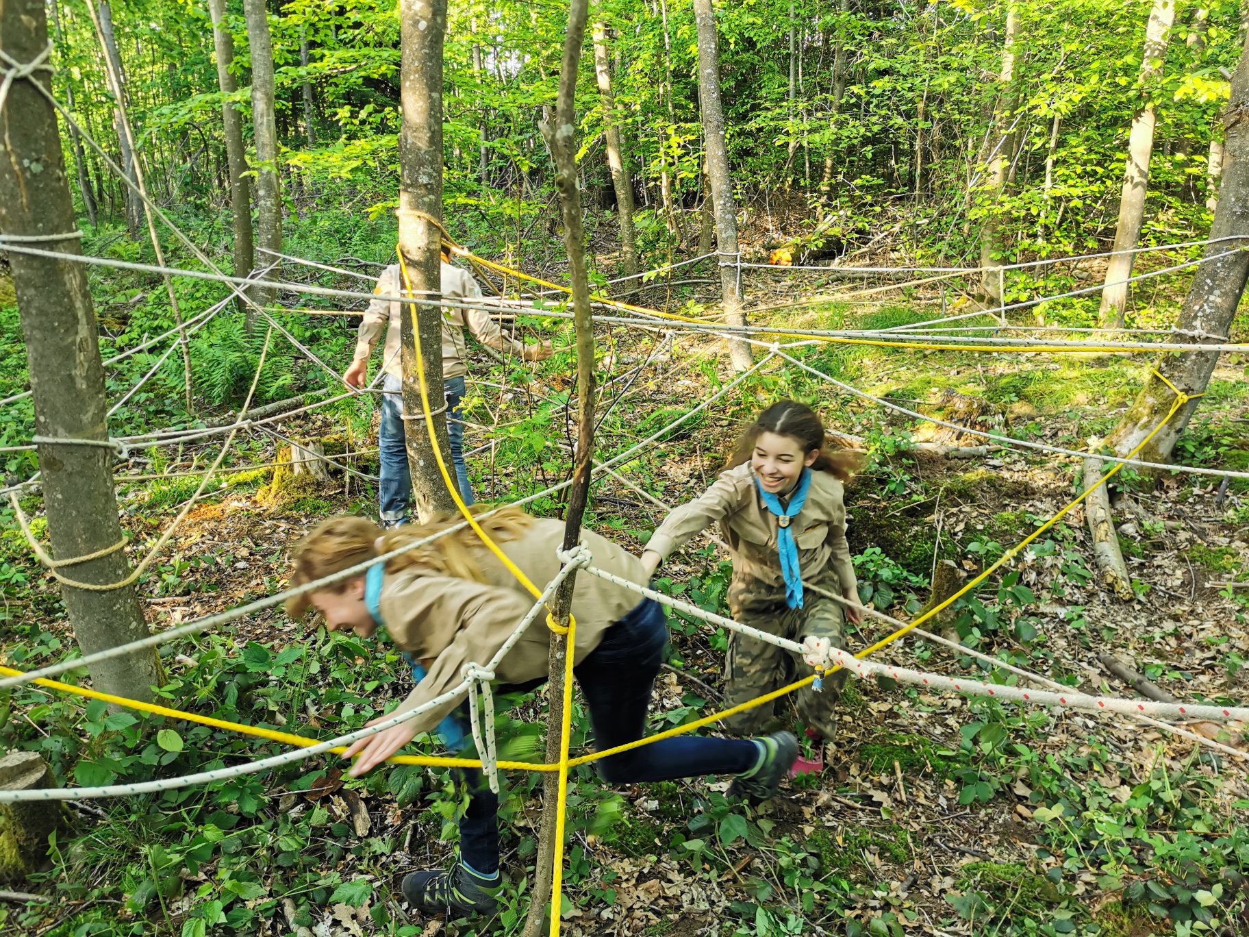 Parcours im Wald - selbst gebautes Spinnennetz mit Pfadfindern