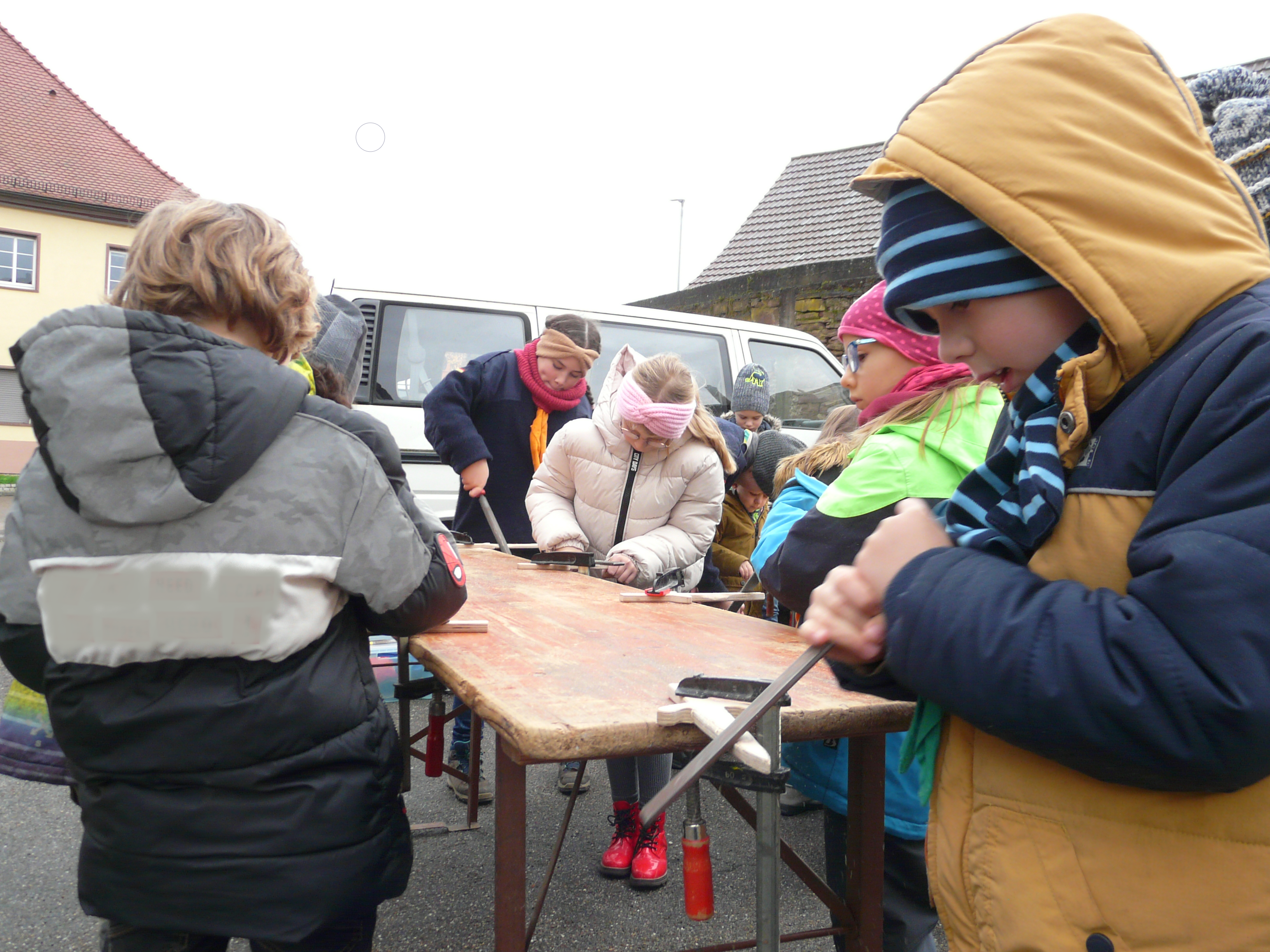 Ein Wölfling hält die Feile an seinen Dolch.