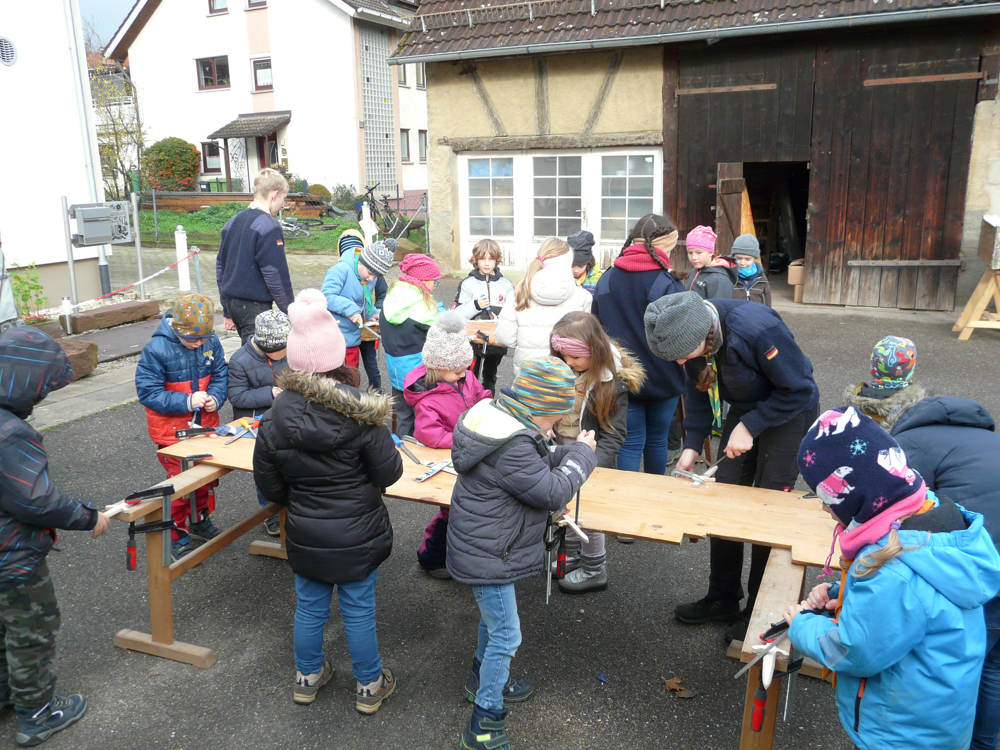 Wölflinge raspeln die Klingen scharf.