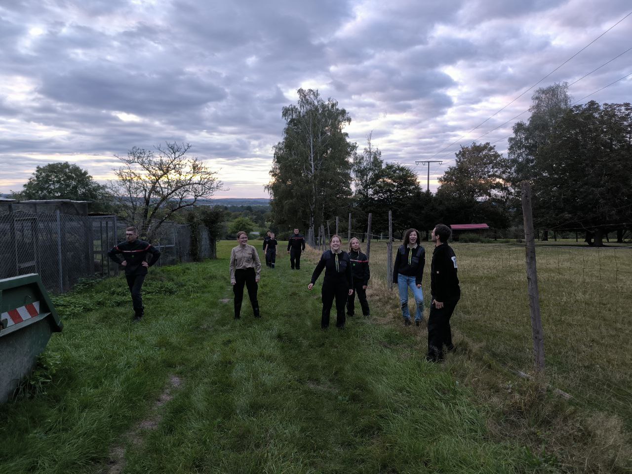 Ein Gruppe deutscher und französischer Jugendlicher steht lachend auf einem Feld