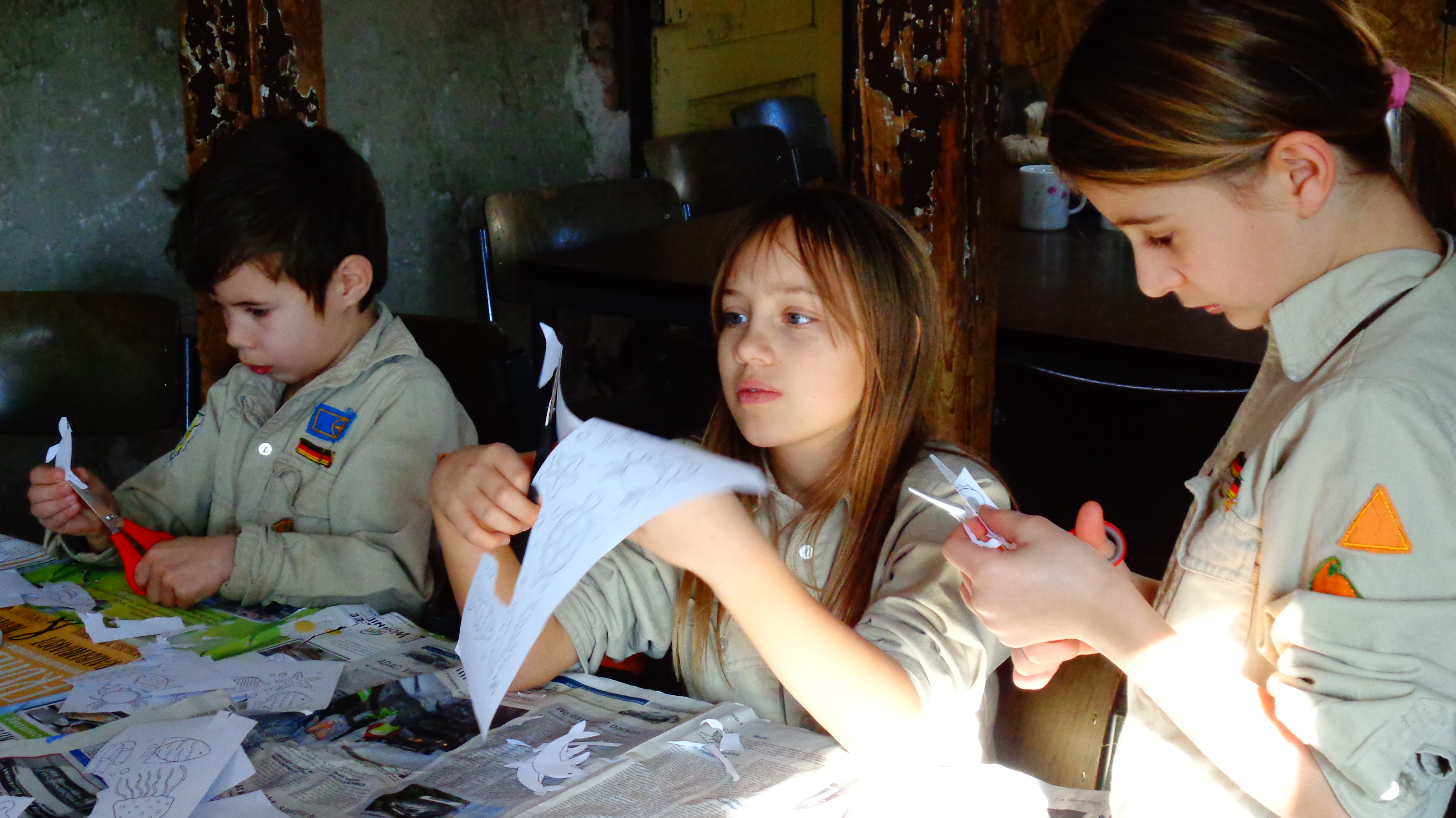 Die Jungen und Mädchen arbeiten fleißig an ihrem Kunstwerk