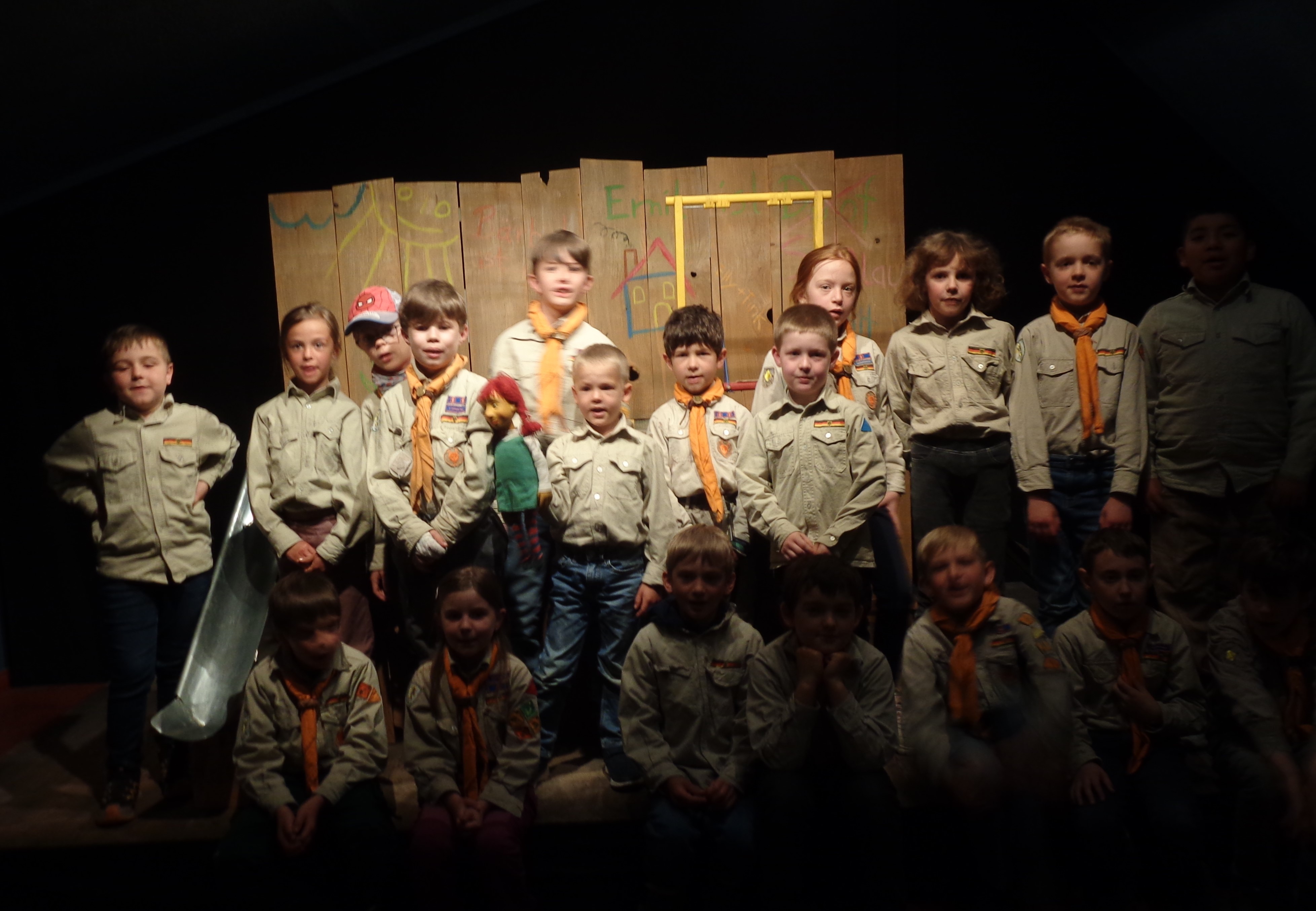 Nach der Vorstellung dürfen die Wölflinge die Bühne erkunden Ein Gruppenbild auf der Theaterbühne nach der Theatervorstellung